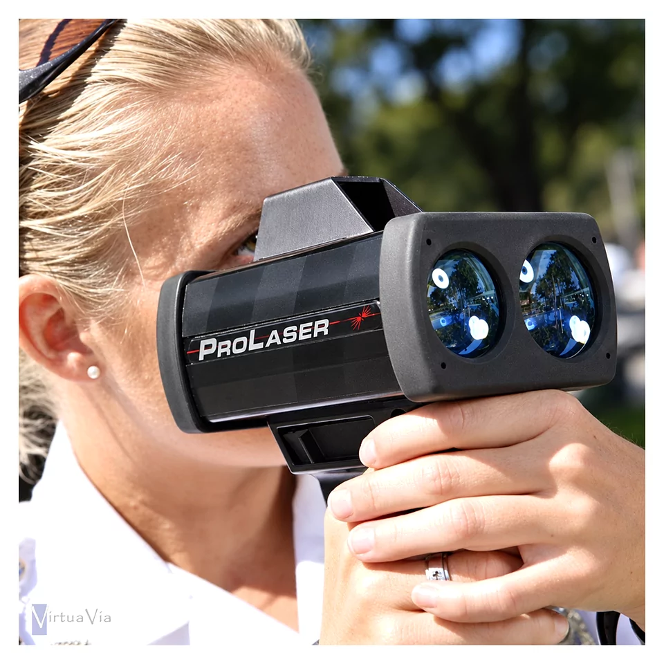 Polizist misst die Geschwindigkeit eines Fahrzeugs mit dem ProLaser 4