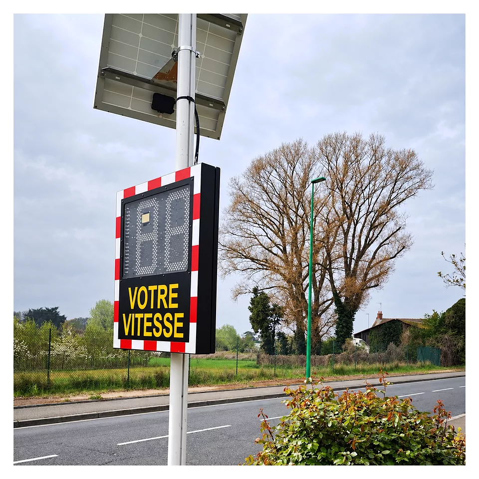 ViaLED Base Zonne-energie „Uw snelheid” onder een bewolkte hemel